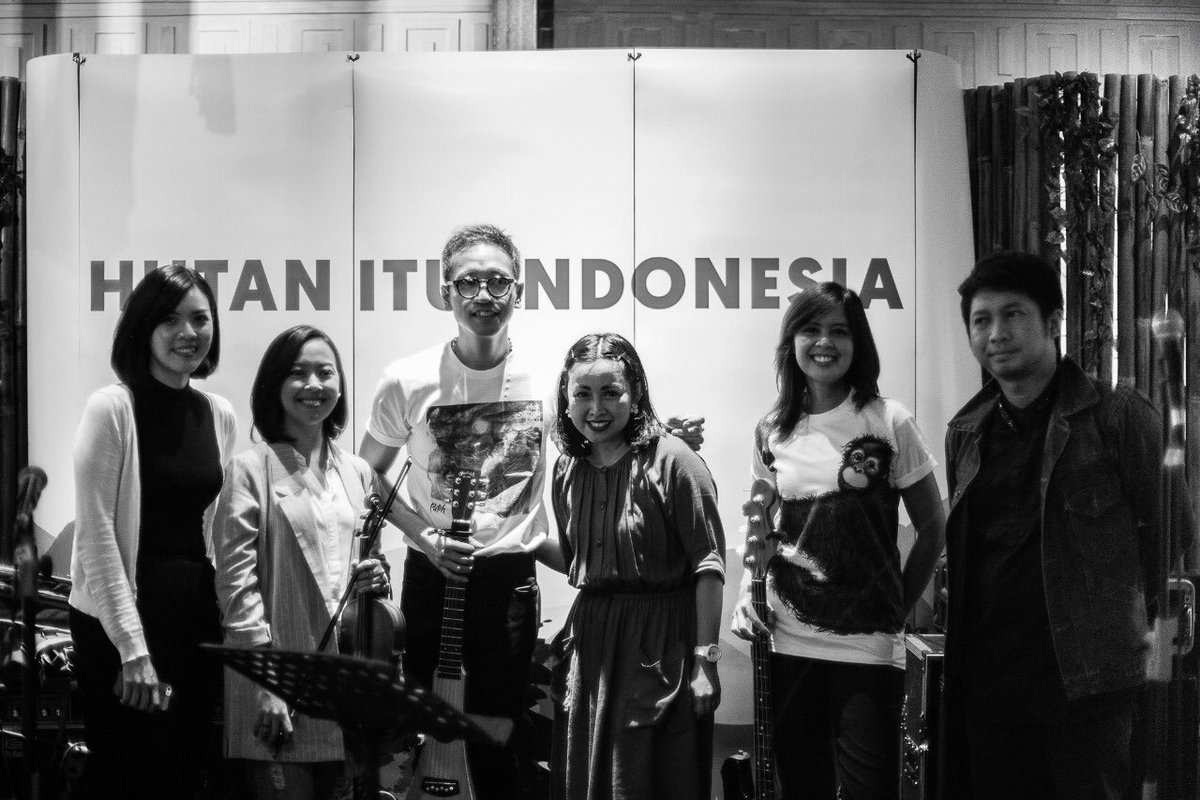 hutanituid's tweet photo. Penampilan S.A.T.U band yg beranggotakan musisi dari latar belakang agama dan suku yang berbeda jd penutup manis di Jamuan #HutanItuBeragam.

Foto: @alex_calvin 
#jagahutan #hutanituberagam #hutan #jagahutan #musik #harmony #diversity #hutanindonesia #indonesia https://t.co/UWJgnjSN2l