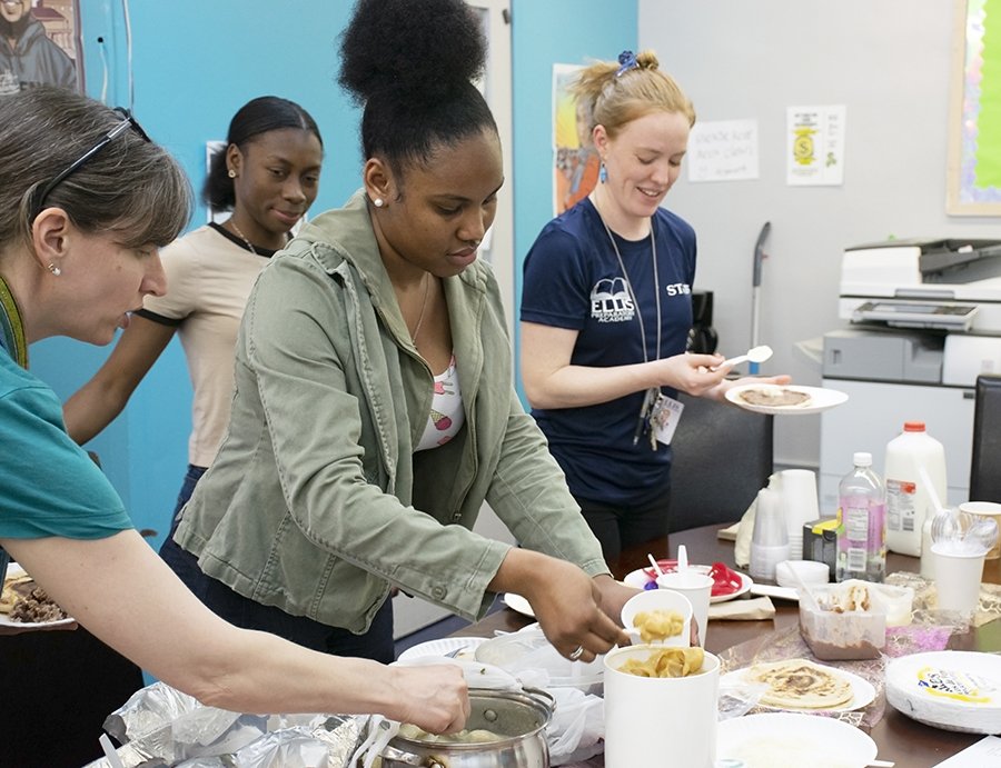IntlsNetwork's tweet photo. Thank you Ellis Prep Academy for hosting this Intervisitation where attendees could experience your student's communities. Garifuna students shared homemade food and took attendees on a tour to an organization they volunteer at. #Intls_network #studentleaders #intervisitation https://t.co/JQonpWWRN0