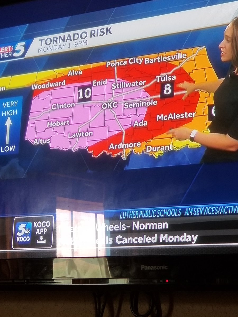 moonspirit420's tweet photo. So... #Baseball size hail and a #Torcon level of 10.... 😥😮😯😫😲😲😲🌪🌪🌪
Sweet shit, yeah I'm scared. That kind of hail can kill ppl & animals!!
#Okwx #SayingPrayers https://t.co/U7sD43iC8Y