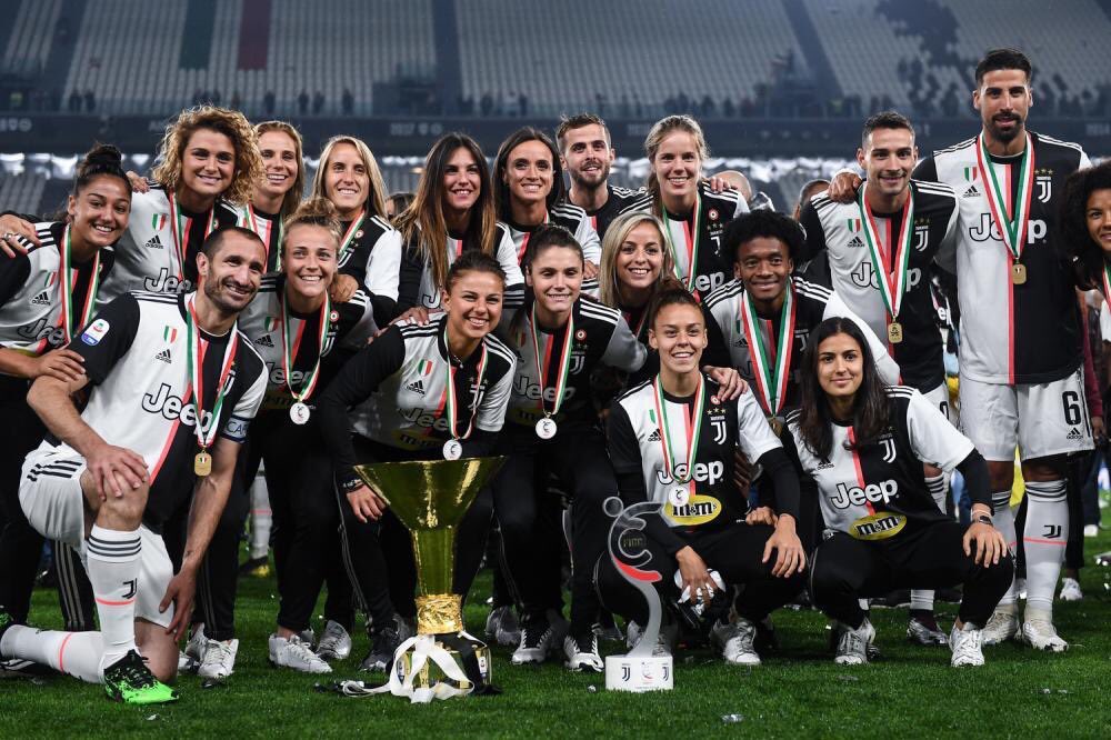 Meraviglioso veder festeggiare le due squadre e le due coppe insieme!
"Se ci guardiamo indietro vediamo il futuro..." ❤
@juventusfc sempre due passi davanti a tutti.