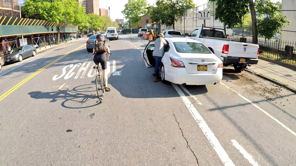 Shmuli's tweet photo. We need real protected bike lanes. @NYC_DOT
#JustGoAround #bikenyc https://t.co/AnslW3xaVg