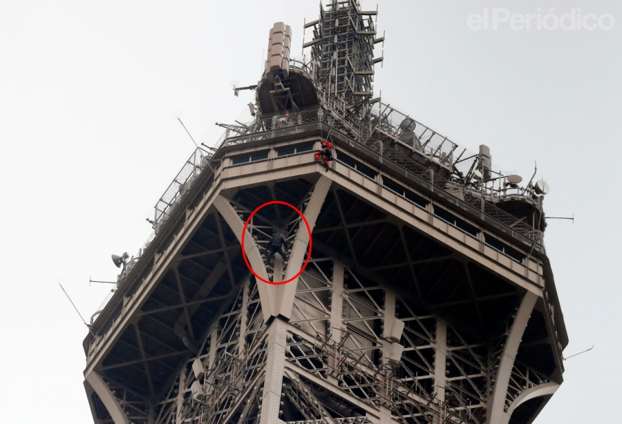 Torre Eiffel es evacuada debido a hombre que intentó escalarla | #Lo más visto en redes | Noticias | TVP | TVPACIFICO.MX