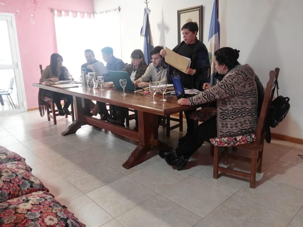 HCD_Loncopue's tweet photo. APERTURA DE SOBRES LICITACIÓN PÚBLICA 
N° 01/2019

El día viernes 17 se llevó a cabo en el Honorable Concejo Deliberante la apertura de 15 sobres presentados por oferentes de la localidad de Loncopué, para la licitación de Terrenos Comerciales en la Nueva Urbanización https://t.co/t9IKJ6sNZz