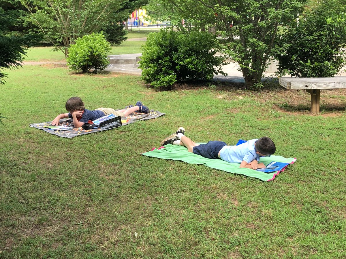 Mrs_Wagner_HSE's tweet photo. We’re reading at the @HembreeSprings beach today! I hope they will get to do this on the sand very soon! 🏖 @MaEllenzimmer #HSEMakeYourMark https://t.co/nJjdvWav1t