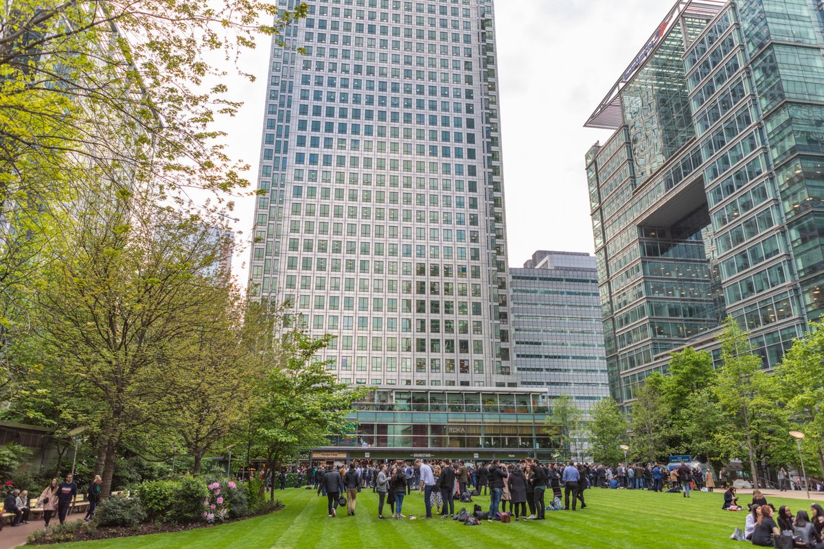 The Grandstand Bar, located in Canada Square Park, provides breathtaking views of the iconic Canary Wharf skyscrapers🥂🍺 #GrandstandCW #FeverTree #Pravha