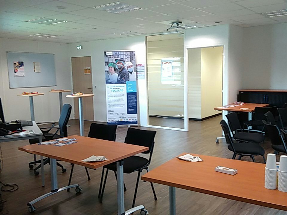 #versunmetier #blain @poleemploi_PDL salle prête pour le 1 et café latte avec la société fromagère de #bouvron.présentation des métiers tout en dégustant leurs fromages !!