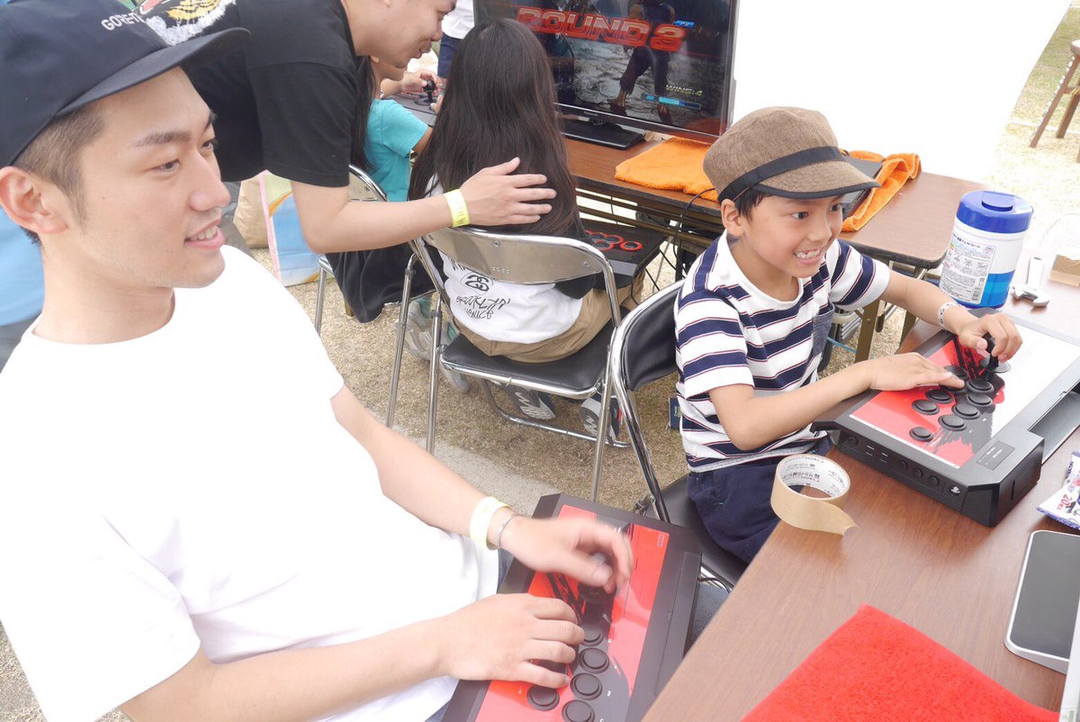 EHIME_eSports's tweet photo. ペニーポ飯岡です🤡
昨日のライブ・アースその❶です！

キッズとスタッフ
⑴キッズ達に優しく教えるニケ氏
⑵キッズと対戦するTKekimae
⑶ただ見るペニーポ飯岡

キッズ達は試合前にお互いが
「お願いします」と言い合い、
楽しく対戦してくれました！

#鉄拳 #愛媛 #ライブアース #esports https://t.co/8o4HmzlaXL