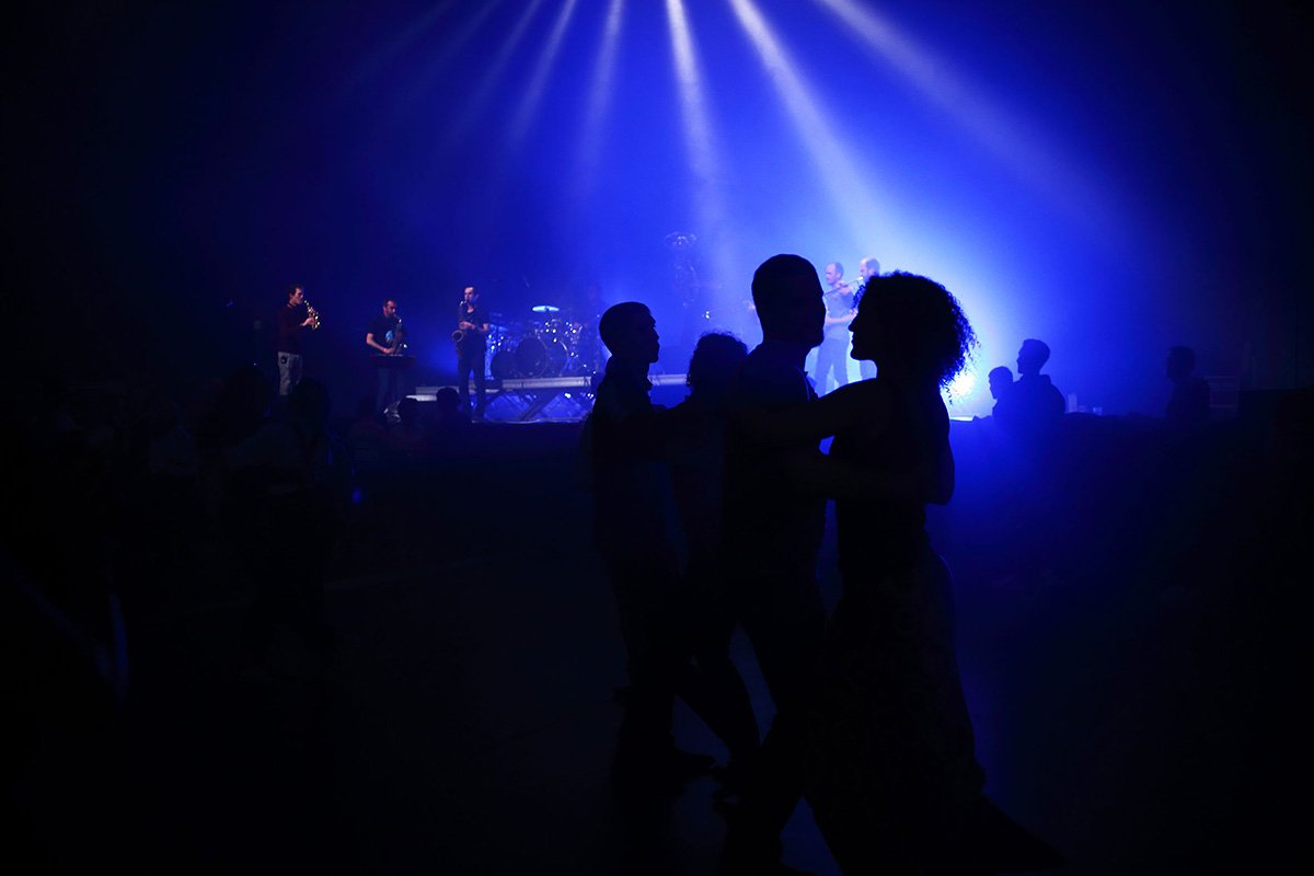 VilledeQuimper's tweet image. #Quimper célèbre la #GouelBreizh : un concert d’ouverture à la cathédrale avec l’ensemble choral Kanerien Sant Meryn, 600 danseurs dans les rues, un grand fest-noz et pour terminer en beauté un concert exceptionnel de Denez Prigent. Les photos : bit.ly/2VA0Unz #BZH