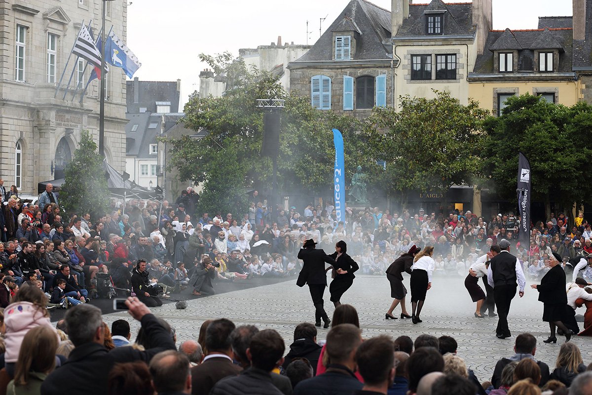 VilledeQuimper's tweet image. #Quimper célèbre la #GouelBreizh : un concert d’ouverture à la cathédrale avec l’ensemble choral Kanerien Sant Meryn, 600 danseurs dans les rues, un grand fest-noz et pour terminer en beauté un concert exceptionnel de Denez Prigent. Les photos : bit.ly/2VA0Unz #BZH