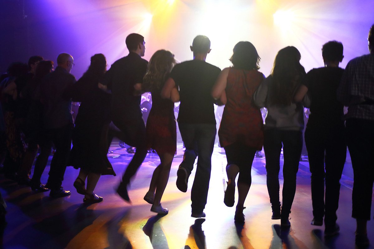 VilledeQuimper's tweet image. #Quimper célèbre la #GouelBreizh : un concert d’ouverture à la cathédrale avec l’ensemble choral Kanerien Sant Meryn, 600 danseurs dans les rues, un grand fest-noz et pour terminer en beauté un concert exceptionnel de Denez Prigent. Les photos : bit.ly/2VA0Unz #BZH