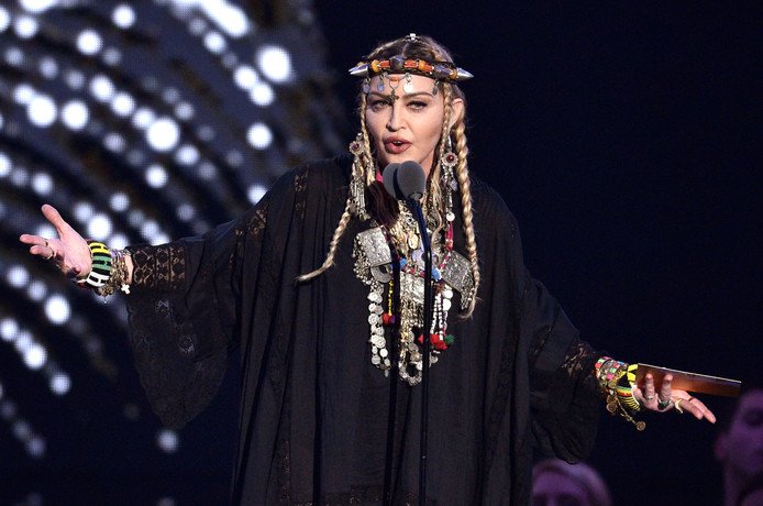 ADshownieuws's tweet photo. Madonna haalt valse noten uit Youtube-video Songfestival https://t.co/sVrL2ABThm https://t.co/2DYeEBJ9F5