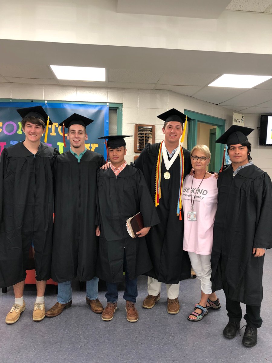 GatorCityGiles's tweet photo. What an awesome surprise when 5 handsome Seniors came through and remembered their 3rd grade teacher!!! @GreenValleyElem #gvespride https://t.co/T7K2AGLKnB