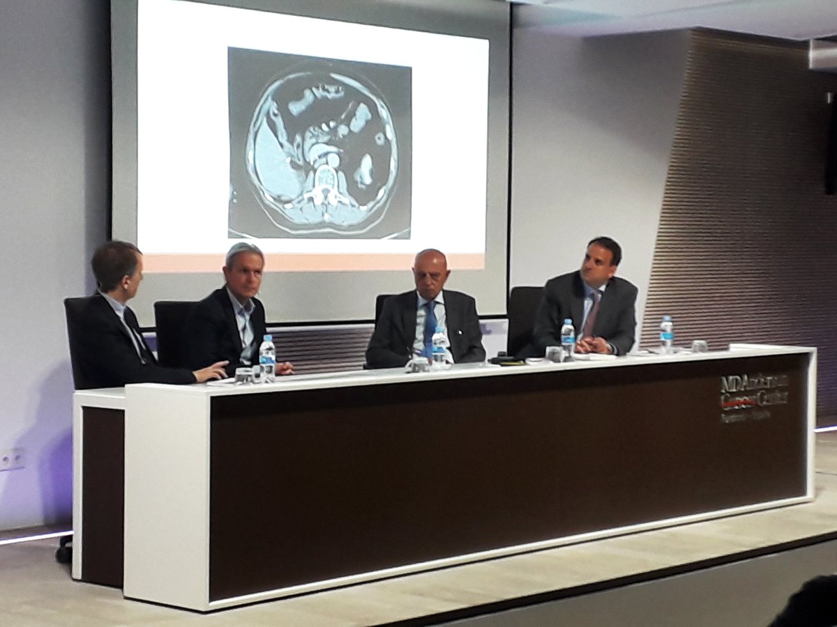 MDAnderson_ES's tweet photo. Los doctores Antonio Alcaraz, Axel Bex, Eldiberto Ferrnández y Juan Ignacio Martínez Salamanca hablan sobre los diferentes tratamientos existentes para el #Cáncerderiñón y sus ventajas. #CONKID https://t.co/8ar2R0VSnT
