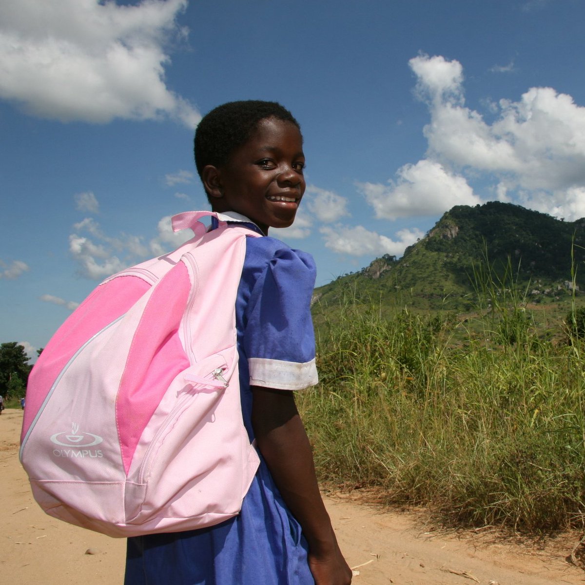 MarysMeals's tweet image. It’s #WalkToSchoolWeek and we’d like to thank our amazing supporters at Mount St Mary’s College in Derbyshire, UK, who are walking into school to raise awareness and support for #TheBackpackProject: bit.ly/2sMVsjn