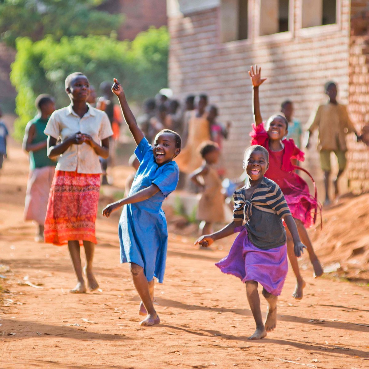 MarysMeals's tweet image. It’s #WalkToSchoolWeek and we’d like to thank our amazing supporters at Mount St Mary’s College in Derbyshire, UK, who are walking into school to raise awareness and support for #TheBackpackProject: bit.ly/2sMVsjn