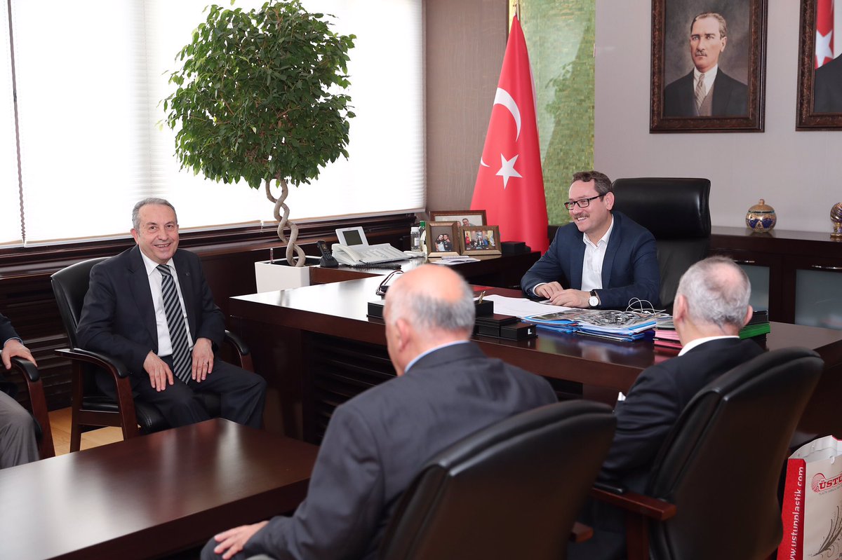 yasinkartoglu's tweet photo. Sanayimizin can damarlarından biri olan İkitelli Organize Sanayii (İOSB)’nin Başkan ve Yönetim Kurulu Üyeleri’ni belediyemizde ağırladık. Nazik ziyaretleri için çok teşekkür ediyorum. https://t.co/WOymqPBB67