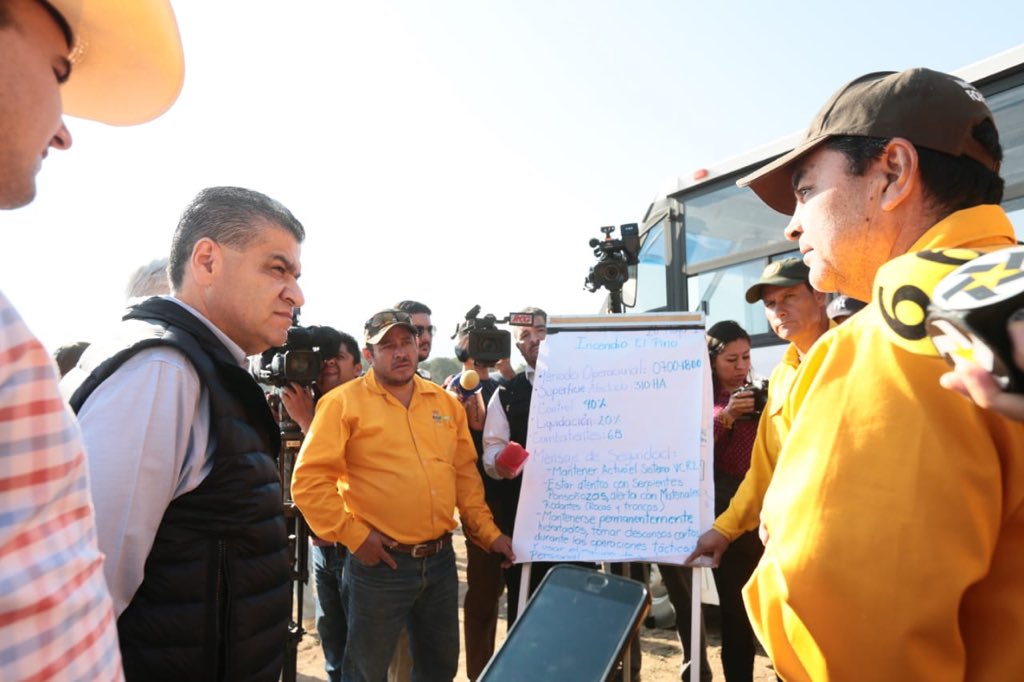 mrikelme's tweet photo. En #Saltillo supervisando las acciones que implementan los brigadistas y voluntarios en el combate al incendio forestal en San Juan de la Vaquería. https://t.co/EaqllK74gA