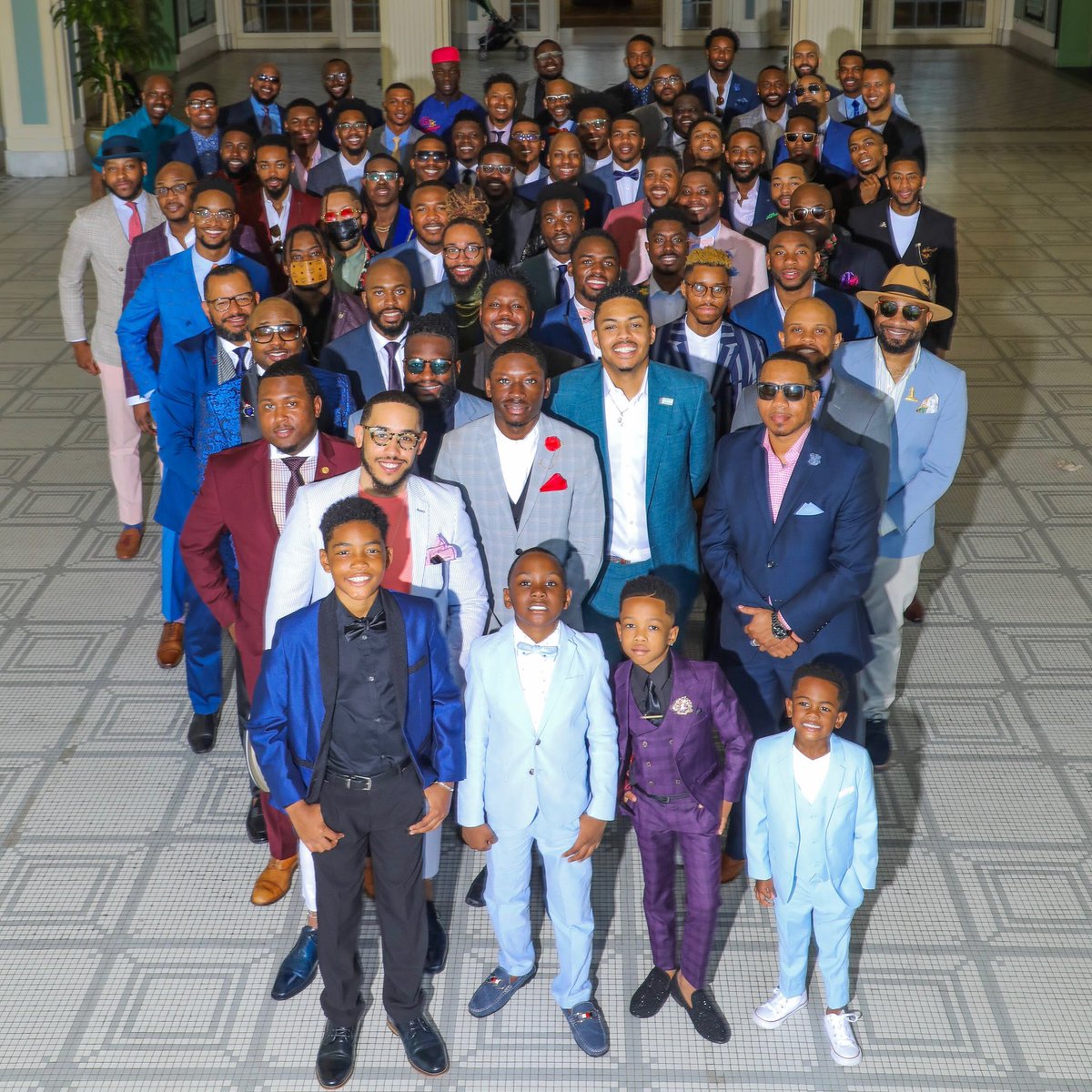 HighFashionMen's tweet photo. #ChiFlashMob This is Chicago! Brothers supporting one another. Brothers supporting the next generation - OUR SONS. Brothers united for positivity. For far too long our story has been told by others, but THIS is our story βπ½βπΎβπΏ
πΈ @GrassTaken https://t.co/oRoyoYuHoq