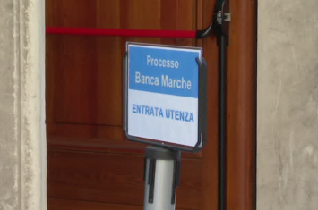 TgrRaiMarche's tweet photo. #BancaMarche, nella prima udienza del processo definite le costituzioni di #partecivile: in tutto circa 3500. Gli avvocati che li rappresentano sono 40. Processo subito aggiornato al 17 giugno https://t.co/LSnDsePKzB