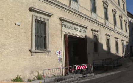 TgrRaiMarche's tweet photo. #BancaMarche, nella prima udienza del processo definite le costituzioni di #partecivile: in tutto circa 3500. Gli avvocati che li rappresentano sono 40. Processo subito aggiornato al 17 giugno https://t.co/LSnDsePKzB