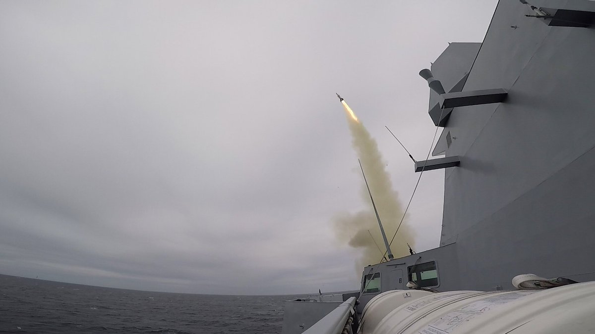 CEMM_FR's tweet image. BZ à l’équipage de la FREMM Bretagne qui détecte en autonome une cible supersonique, l’engage et la détruit. Une belle démonstration des capacités de la @MarineNationale #FormidableShield