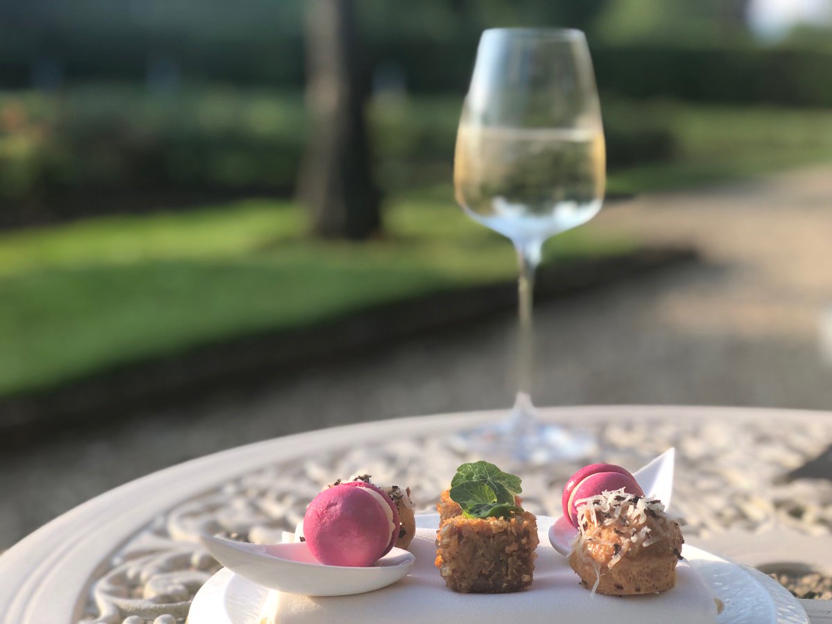 We had the most wonderful dinner at <a href="/MalloryCourt/">Mallory Court</a> on Saturday.. the perfect tasting menu in a lovely, romantic setting. Delicious John Dory, Lime Twisters and Beautiful Beetroots: cotswoldsconcierge.co.uk/tasting-menu-m…