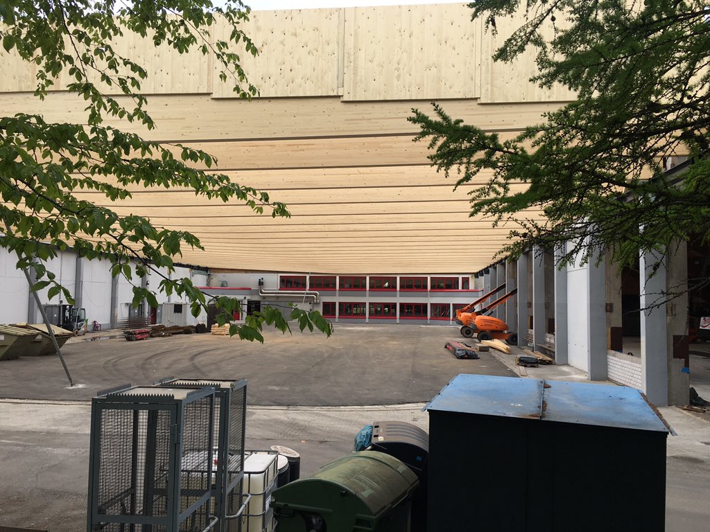 dan1968freenet1's tweet photo. Helios Arena Bahn2 das neue Dach!!!
#heliosarena #wildwings #wildwingsfuture #schwenningen https://t.co/fpOVoYKd9s