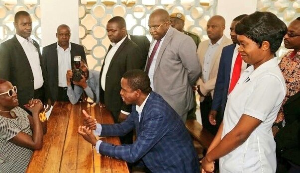 Curate_Zed's tweet photo. #MentalHealthAwareness A thread
Out president started 2019 visiting Chainama Hills Hospital. He is having a chat with an amazing human. Notice the nurses smile- "Sister Abigail," She works in the Female ward. That's the smile that represents all in this field. #LetsTalk #Chainama https://t.co/c6coswsXYh