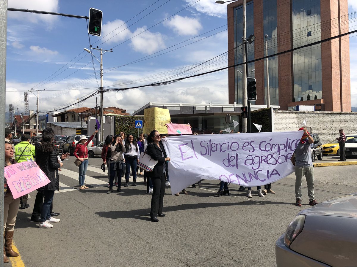 GabiSerranoF's tweet photo. Los presentes en el Platón por el #CasoMagajo planean quedarse hasta que se acabe la audiencia, no tienen una hora determinada ya que el proceso será largo, pero aseguran que se quedarán lo que sea necesario para que los escuchen. #pdigitaluda https://t.co/qHgjf50TjC