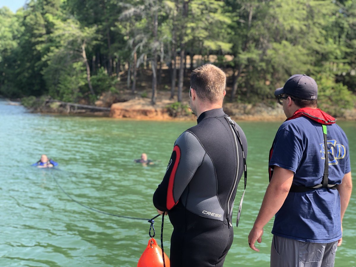 PickensCountyEM's tweet photo. #PickensCountySC Council declares May 18-24, 2019 as Safe Boating Week. Through frequent #training and preparations, #divers always remain prepared to respond at a moments notice. #AlwaysWearALifeJacket https://t.co/87FWMUgFty