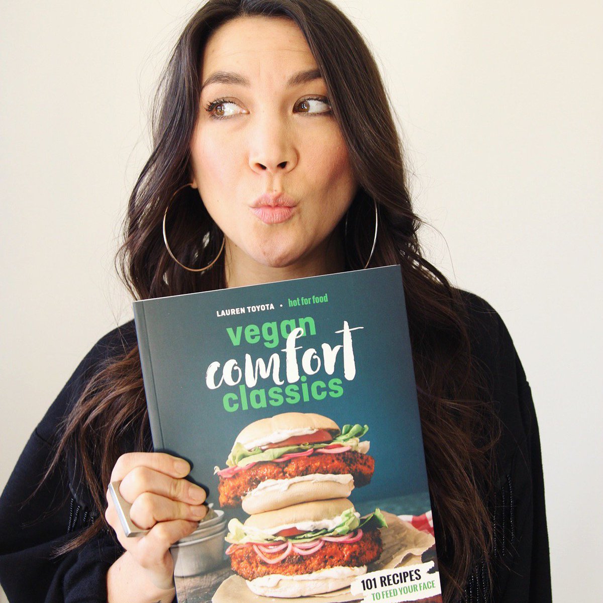 VegFoodBank's tweet photo. Our friend @laurentoyota has donated copies of her awesome #VeganComfortClassics #cookbook to our #Fast4Hunger! Sign up today >> https://t.co/PE23Z5WONv << for a chance to WIN a copy while supporting our important work! #TorontoVegan #TOfoodie #TorontoLife #yyzvegn #yyzfoodie https://t.co/EwjcvJNJf6