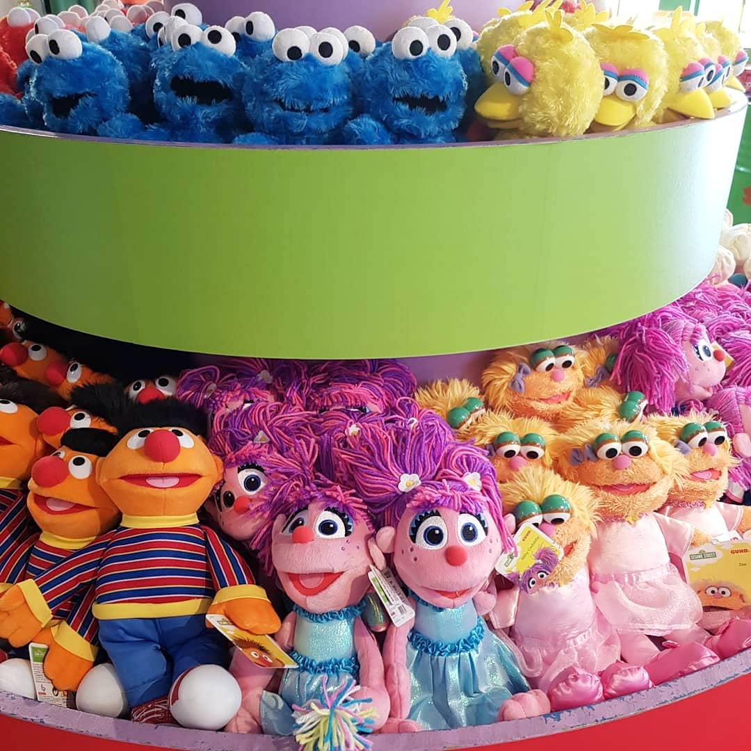 lilgreenmind's tweet photo. ไปuniversal singaporeมาแล้วค้นพบว่า นุ้งelmo และนุ้งๆจากsesame street นี่ก็น่ารักเหมือนกันนะเนี่ย งือออ https://t.co/MX5J8GzTci