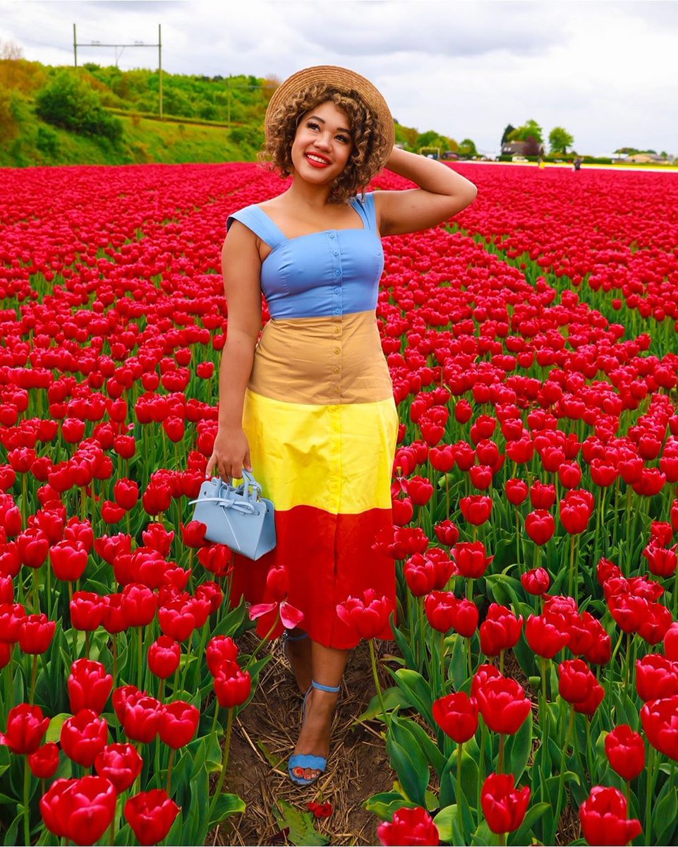 BlogHer's tweet image. #Spring 🌷 in to #MondayMorning (and summer!) with #BlogHer18 Creators Summit Speaker, @ColorMeCourtney! Who would you like to see at #BlogHer19 Creators Summit?