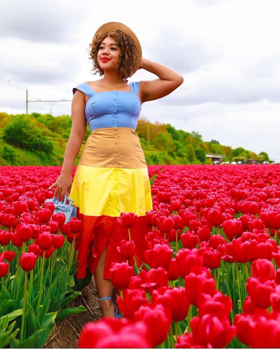 BlogHer's tweet image. #Spring 🌷 in to #MondayMorning (and summer!) with #BlogHer18 Creators Summit Speaker, @ColorMeCourtney! Who would you like to see at #BlogHer19 Creators Summit?