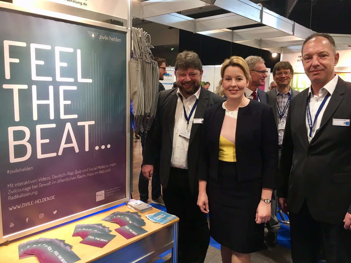 ZivileHelden's tweet photo. Besuch am Stand von @ZivileHelden auf dem Deutschen Präventionstag:
Familienministerin Franziska Giffey vom @BMFSFJ. Morgen ist Publikumstag! Kommt vorbei! #zivilehelden #dpt19 @estrelberlin https://t.co/cQns6WlCC6