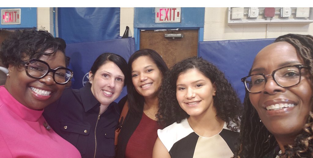 YolandaMG's tweet image. Congratulations @mguardino19 for winning the Lower Hudson Valley Diamond Foundation Scholarship... and you even got to meet @NewYorkStakz !
#PEEKSKILLCSD
#HU23rollcall