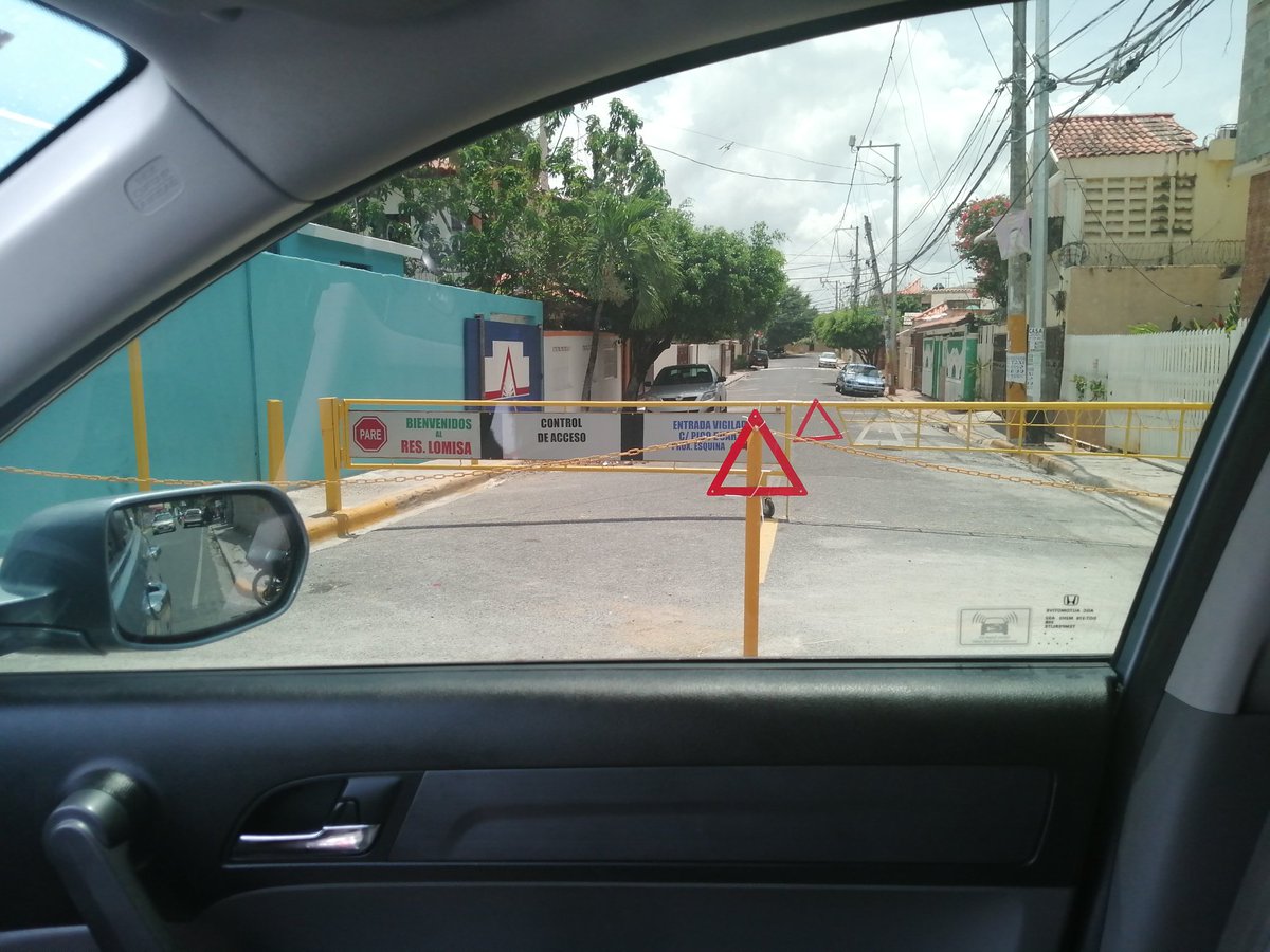 astridgrisel's tweet image. Yo quiero que alguien me explique si esto procede cerrar fijo una calle de una entrada principal, porque algunos miembros de la junta vecinos procedieron a cerrarla