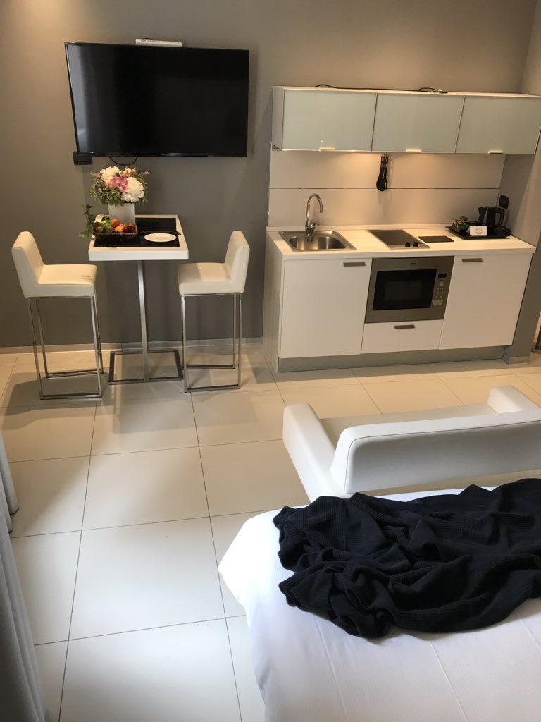 FrancineSegan's tweet photo. Gorgeous suite @metropolitanh Mets Apartment in #Bologna @BolognaWelcome https://t.co/YIy6jAC4AY