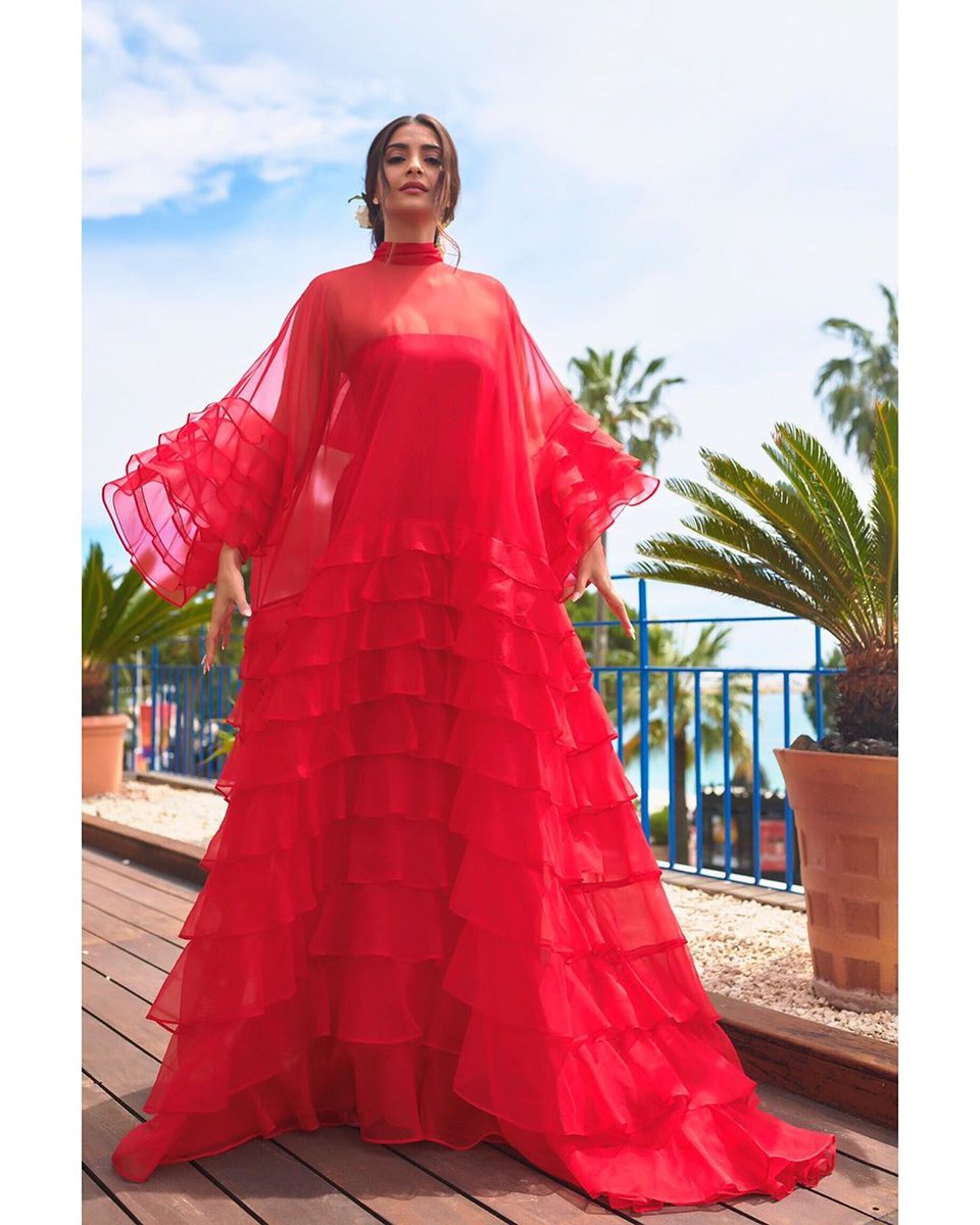 myfashionlady's tweet photo. Sonam Kapoor Makes Her Debut at Cannes Film Festival!
#SonamKapoor
#SonamKapooratCannes #happyhoursincannes #happychopard #chopardlovesnature #chopardparfumsindia #cannes2019
https://t.co/3lAspqYRLX https://t.co/Gjkyi5Z9dB