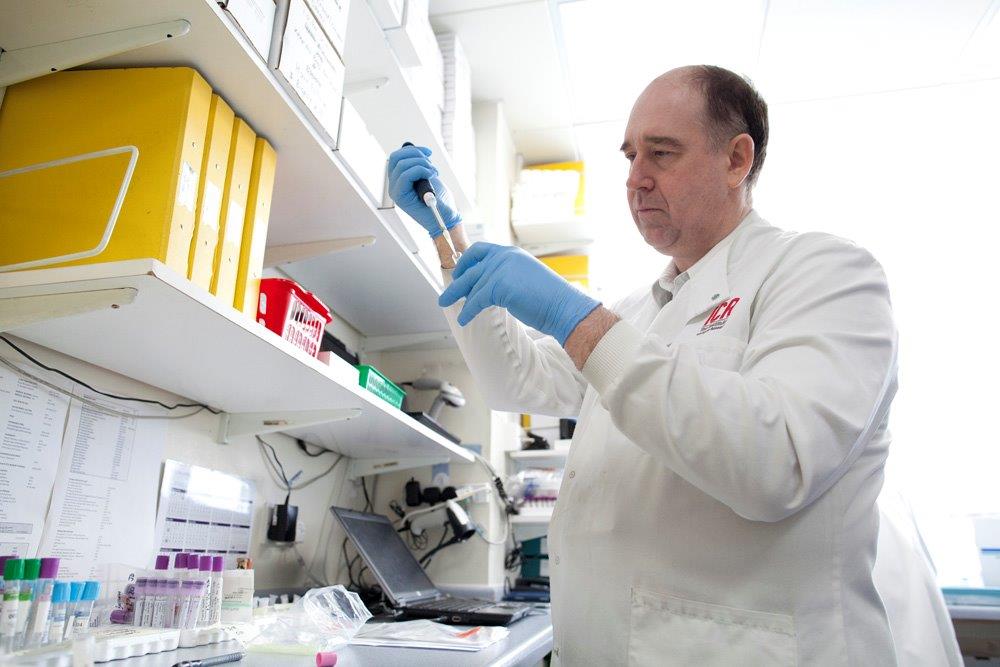 CRUKresearch's tweet image. The second award goes to @djbeech66 of @royalmarsdenNHS and @ICR_London, who has worked across many CDD studies. Instrumental in developing the lab manual for the BT1718 study, they also manage a huge number of trials, sometimes single handed! #ICTD19 #CTD2019