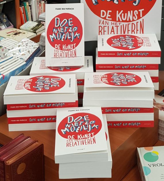 Op zaterdag 25 mei van 14.00 uur tot 16.00 uur signeer ik mijn nieuwe boek bij Boekhandel <a href="/De_Kler/">Boekhandel De Kler</a> in Voorschoten. Kom gerust ook langs voor een handtekening als je al ergens anders een boek hebt gekocht. Daar moeten ze maar niet moeilijk over doen #doenietzomoeilijk #relativeren