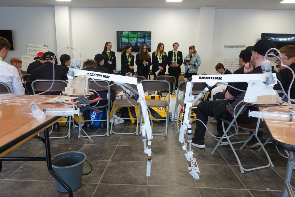 PollyBarnesEd's tweet photo. Read @MF_MC blog on #LiftingAspirations workshop #CraneOperation #simulator #PresentationChallenge @vertikalnet with @Liebherr_GB @ChelloAcademy @LeesBrookSchool https://t.co/TvGWYZ6A7r https://t.co/PRW6Zj1oCg