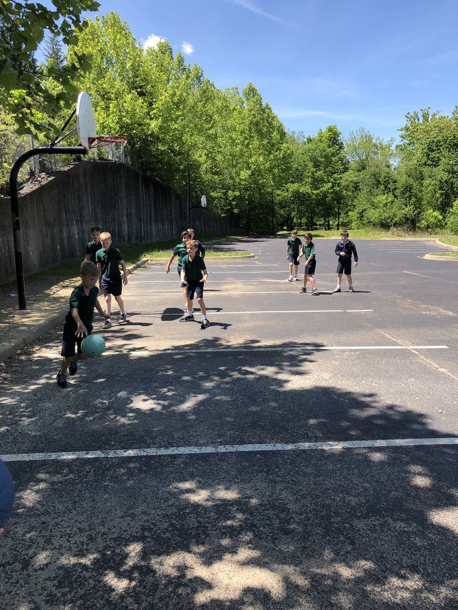 SenoritaLeft's tweet photo. The last day of Spanish calls for a fun day outside!! @coolCatholicSch @MsBell4B https://t.co/vqSoh8gZ0t