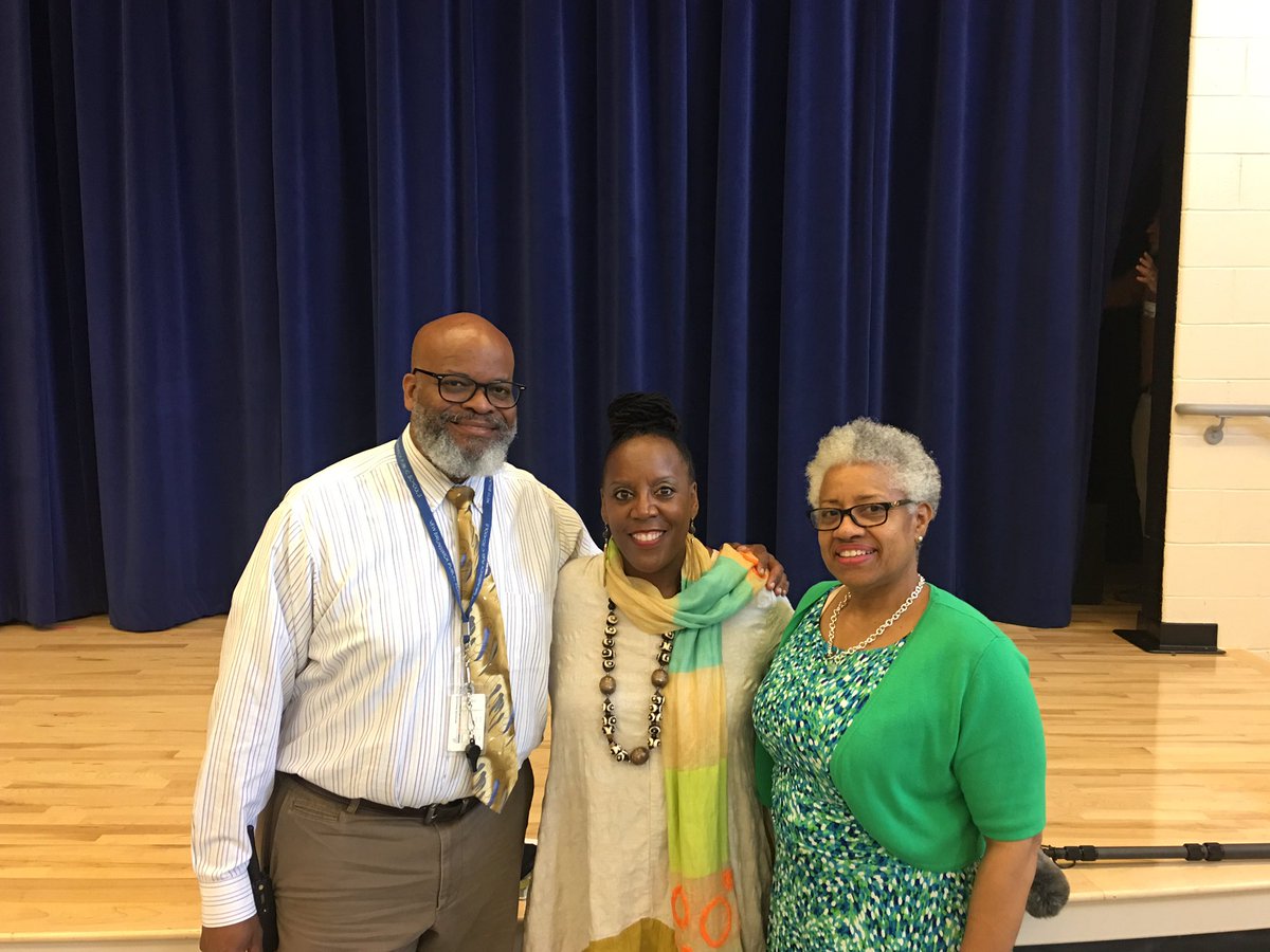 PaulRobesonNBPS's tweet image. Powerful message on writing and poetry for our Middle Grade Students from State Theater Poet In Residence Glenis Redmond. #PRCSArts #AllIn4NB #Poetry #Writing #ArtsResidency #WritingWorkshop