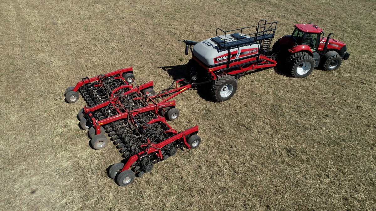 CaseIHArg's tweet photo. La sembradora Air Drill Precision Disk 500 es un equipo para granos finos, con distribución neumática de insumos tipo Air Drill y chasis articulado con plegado vertical de alas en 3 o 5 secciones. ¡Detalles para tener una siembra perfecta! #PrecisionDisk500 #AgronomicDesign https://t.co/RmQVc1CZ4n