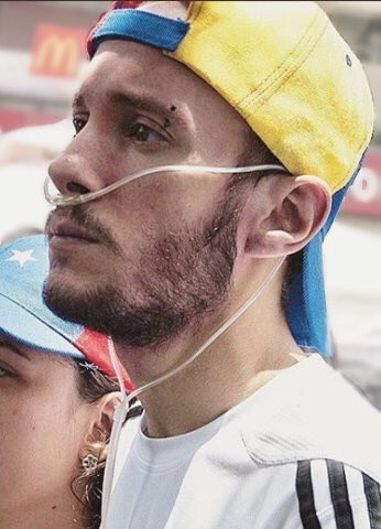 alexagomez2000's tweet photo. Con todo el dolor de mi alma les comunico que falleció @GustavoRamayove . Gustavo sufría de una insuficiencia respiratoria,después de haberse expuesto a gases tóxicos siendo estudiante en las protestas de 2014. Fue operado hace un año pero una neumonía lo debilitó. Te quiero Gus https://t.co/0YEtOtUe4g