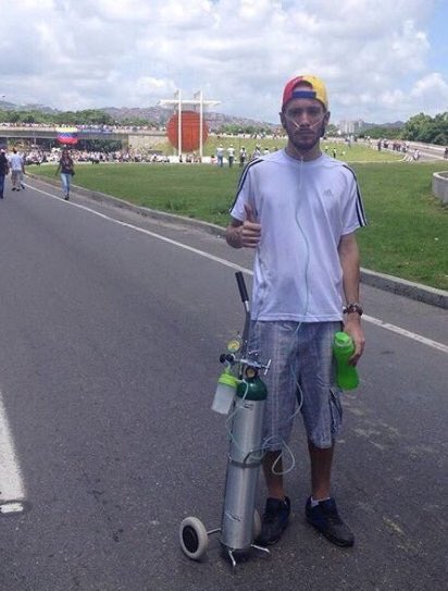 alexagomez2000's tweet photo. Con todo el dolor de mi alma les comunico que falleció @GustavoRamayove . Gustavo sufría de una insuficiencia respiratoria,después de haberse expuesto a gases tóxicos siendo estudiante en las protestas de 2014. Fue operado hace un año pero una neumonía lo debilitó. Te quiero Gus https://t.co/0YEtOtUe4g