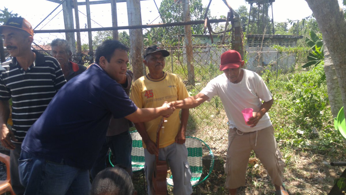 CarlosTatanga's tweet photo. Ayer #19M en #Tapipa sector #CañoNegro de #Acevedo hicimos un pequeño homenaje nuestras aguerridas madres quienes hacen lo imposible para sacar ADelante a su familia a pesar de las adversidades que vivimos los venezolanos por culpa de el régimen de Maduro https://t.co/3geiWLML2v