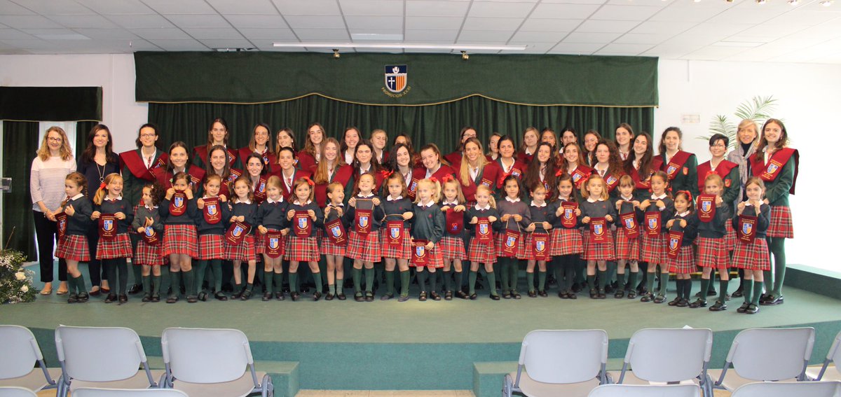 colegiosansu's tweet photo. Hoy ha tenido lugar el acto de la entrega del banderín de #Sansueña por parte de las #alumnas de 2º #Bachillerato a las pequeñas de 3º de #Infantil. Este acto es un signo de relevo generacional.
📸¡Próximamente podréis ver todas las fotos!
.
#graduación #destinouniversidad https://t.co/1f7G4WMrCm