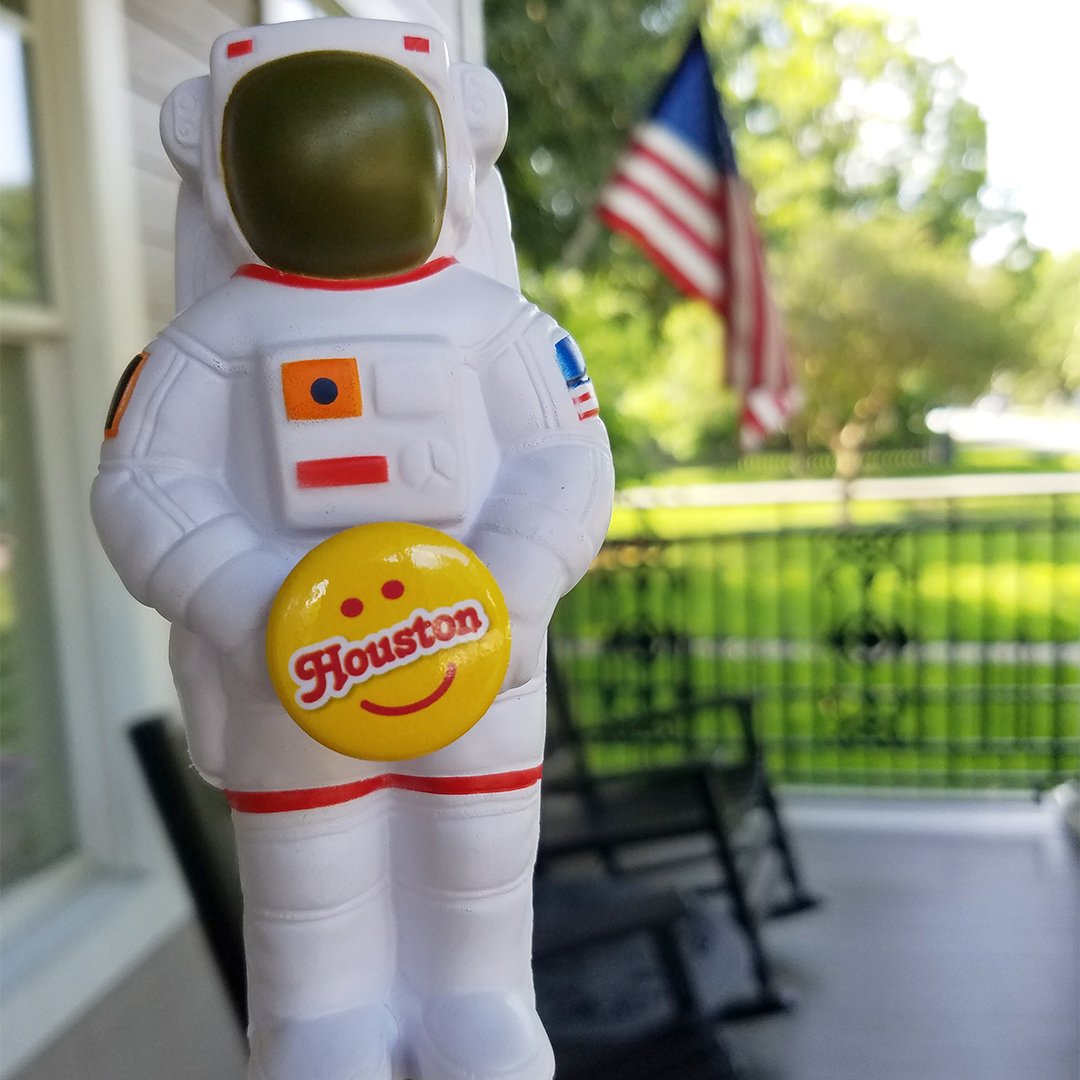 JanMStephenson's tweet photo. Good Monday morning Houston! Hoping you have no problems today. New button pins, one on astronaut from @HoustonFirst. So many places these can go! #janmstephensondesigns #houston #htown #htx #hou #houstonartist #houstonblogger #houstonlife #HOUtourism19 #visithouston https://t.co/XOwxCfZAmP